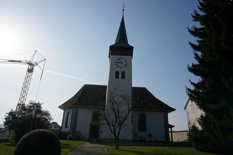 Kirche Thunstetten mit Kran - Sanierung Kirchenmauer