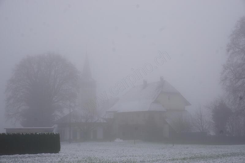 Kirche Thunstetten und Pfarrhaus im Nebel