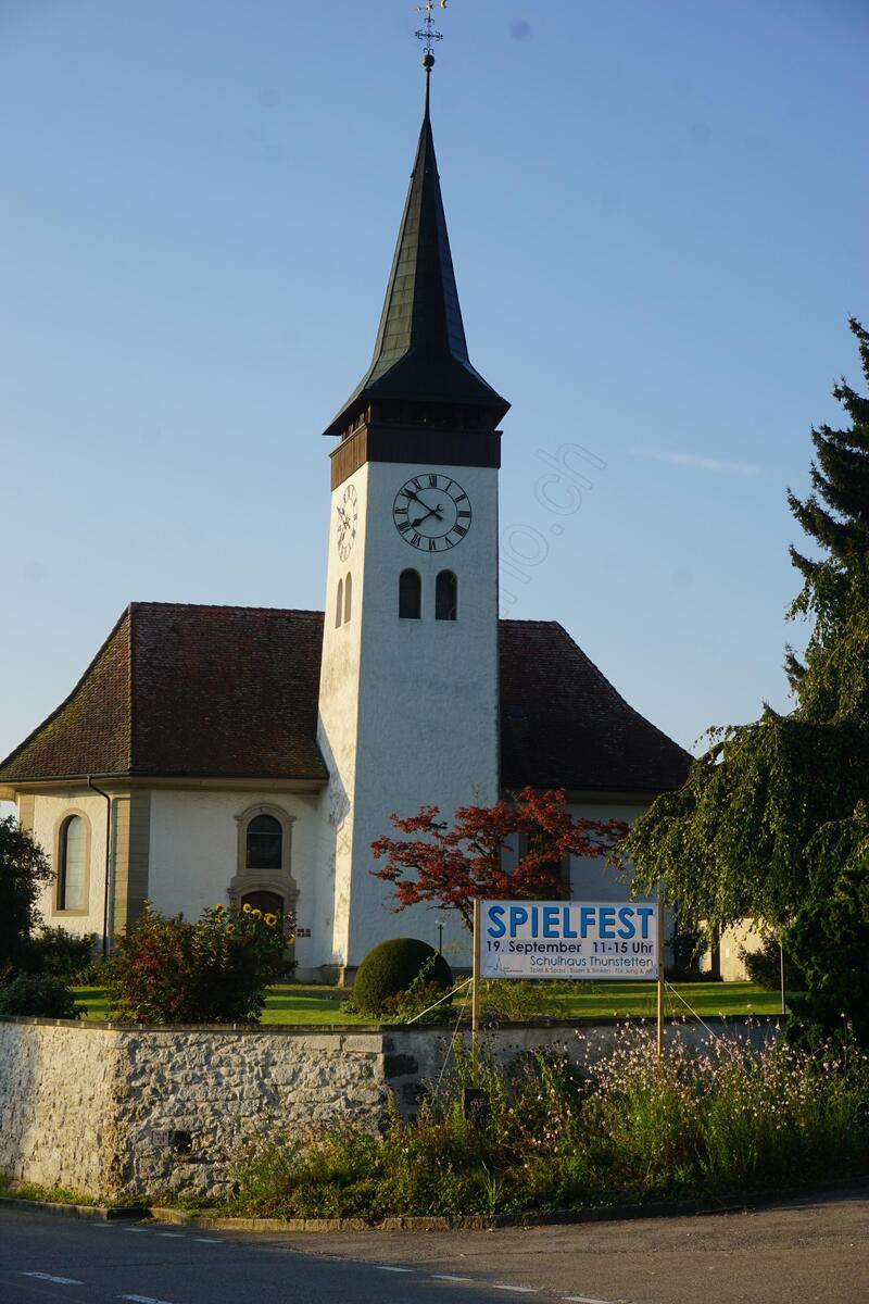 Spielfest-Banner vor der Kirche Thunstetten