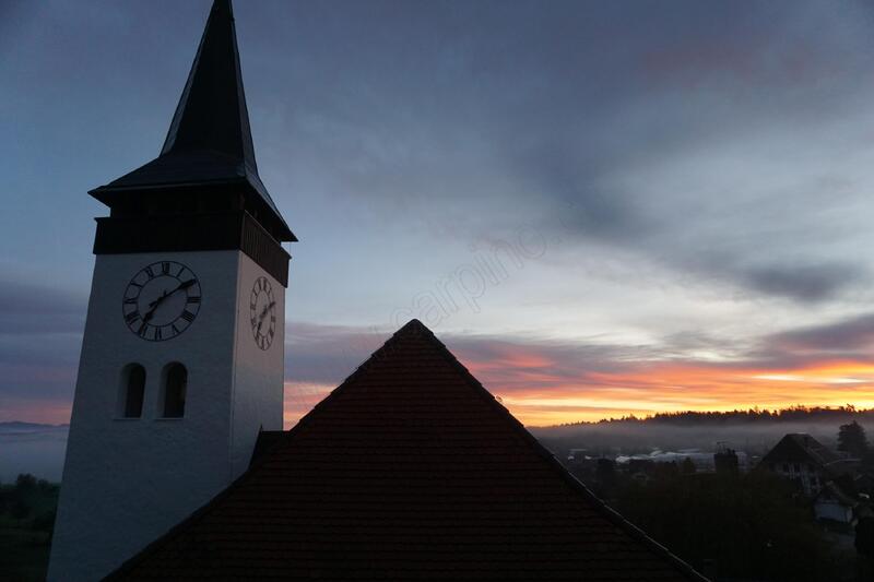 Kirche Thunstetten mit Morgennebel