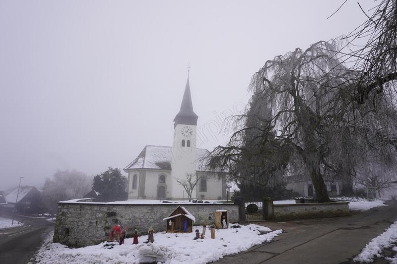 Kirche Thunstetten mit Krippe im Winter